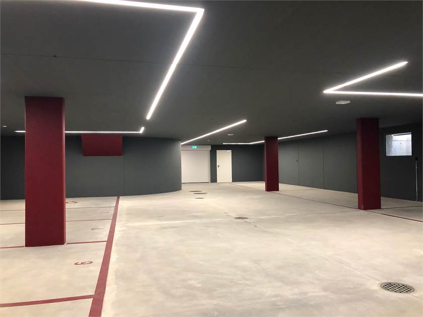 Unterirdische Garage oder Tiefgaragenbereich mit LED-Beleuchtung