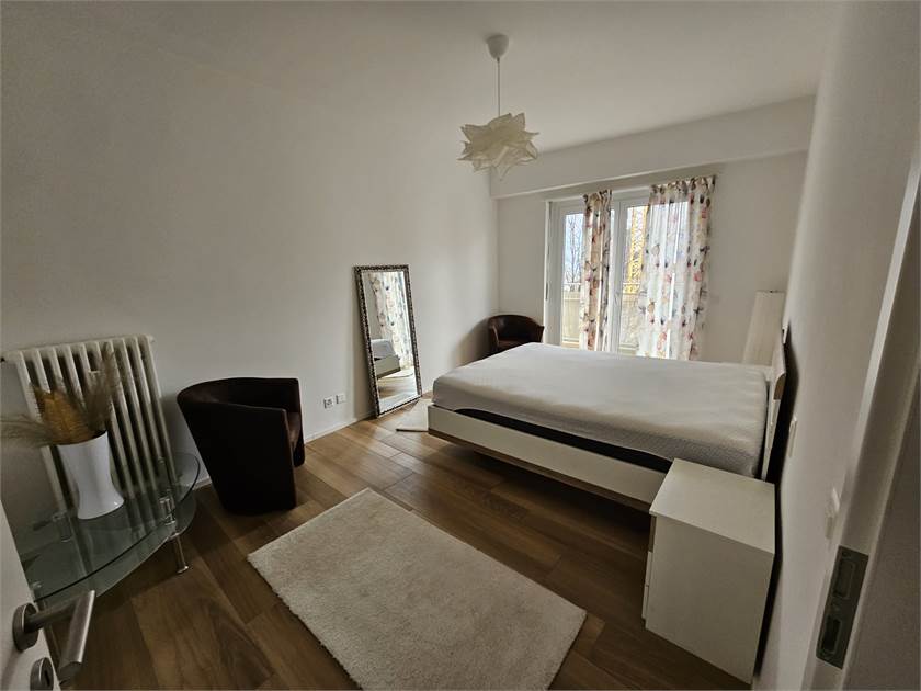 Helles Schlafzimmer mit Balkonblick