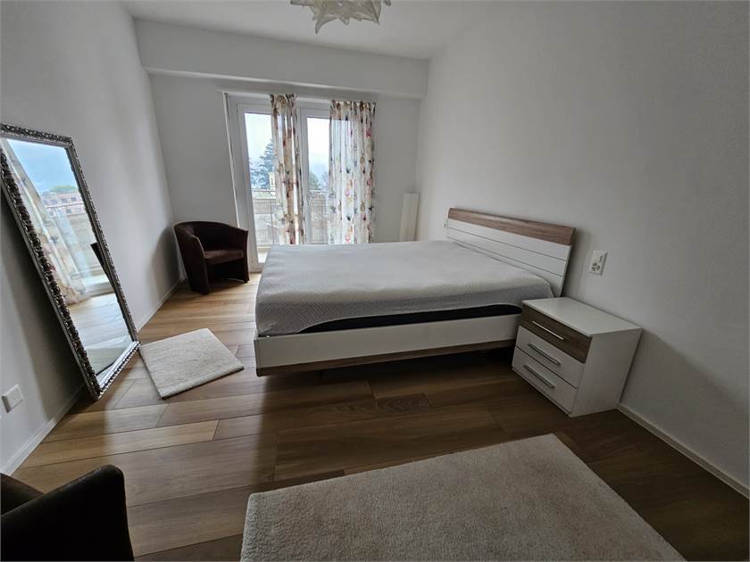 Helles Schlafzimmer mit Balkonzugang
