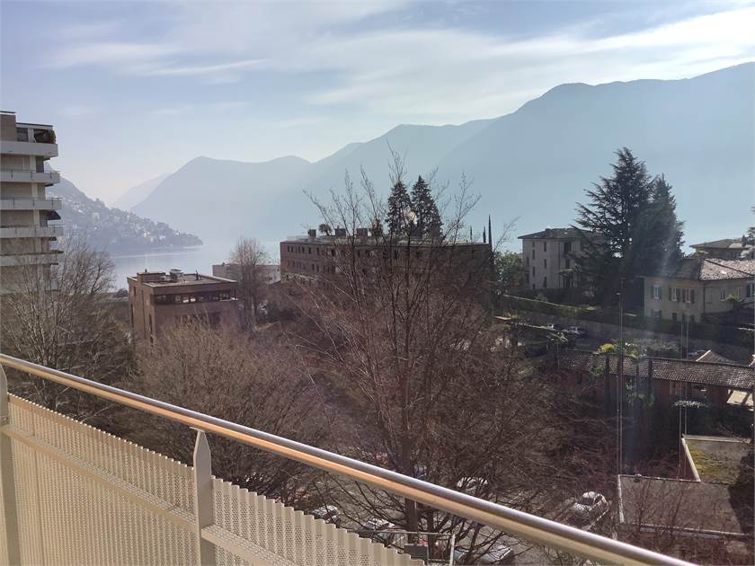 Balkonblick auf See und Berge