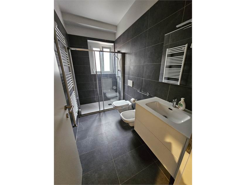Modernes Bad mit Walk-in-Dusche und wandhängendem WC