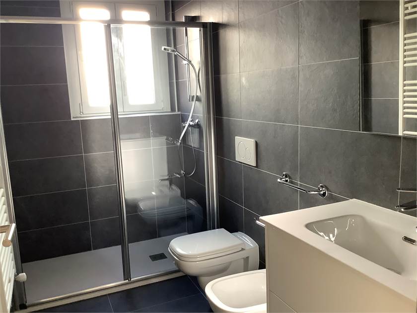 Modernes Badezimmer mit Dusche und Waschtisch