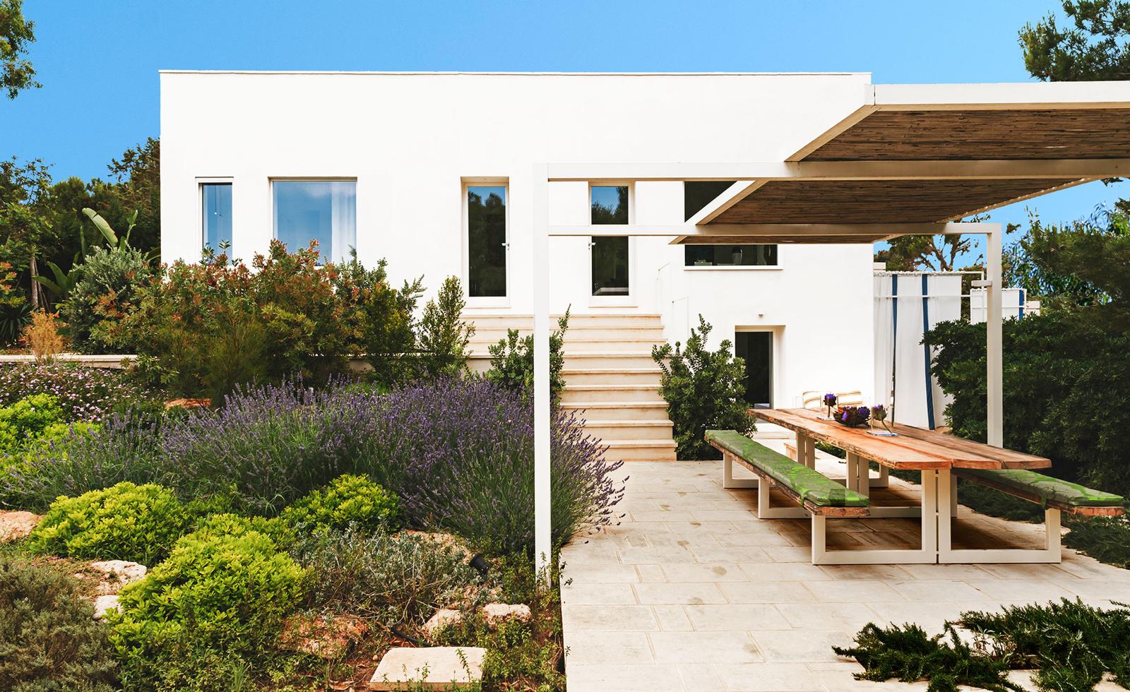 Modernes Haus mit Gartenlounge