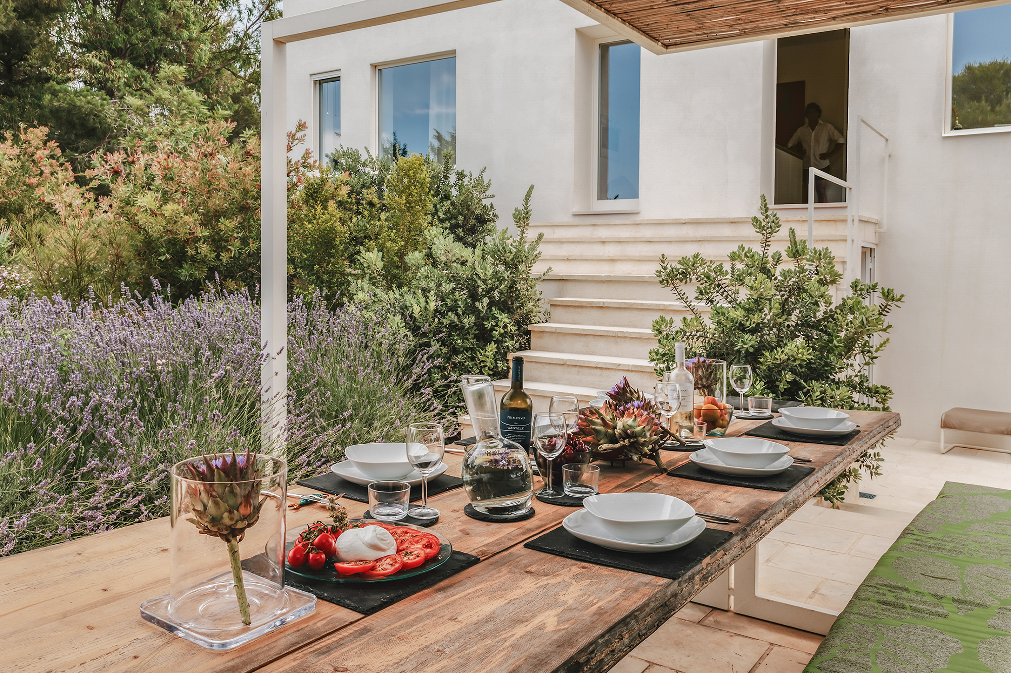 Terrasse mit gedecktem Esstisch