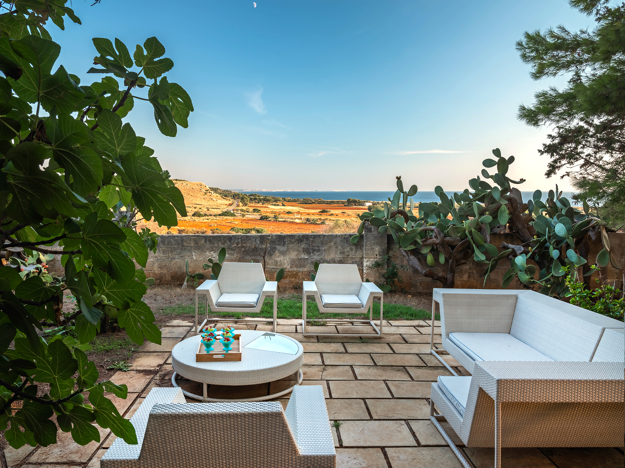 Meerblick-Terrasse mit Lounge-Möbeln