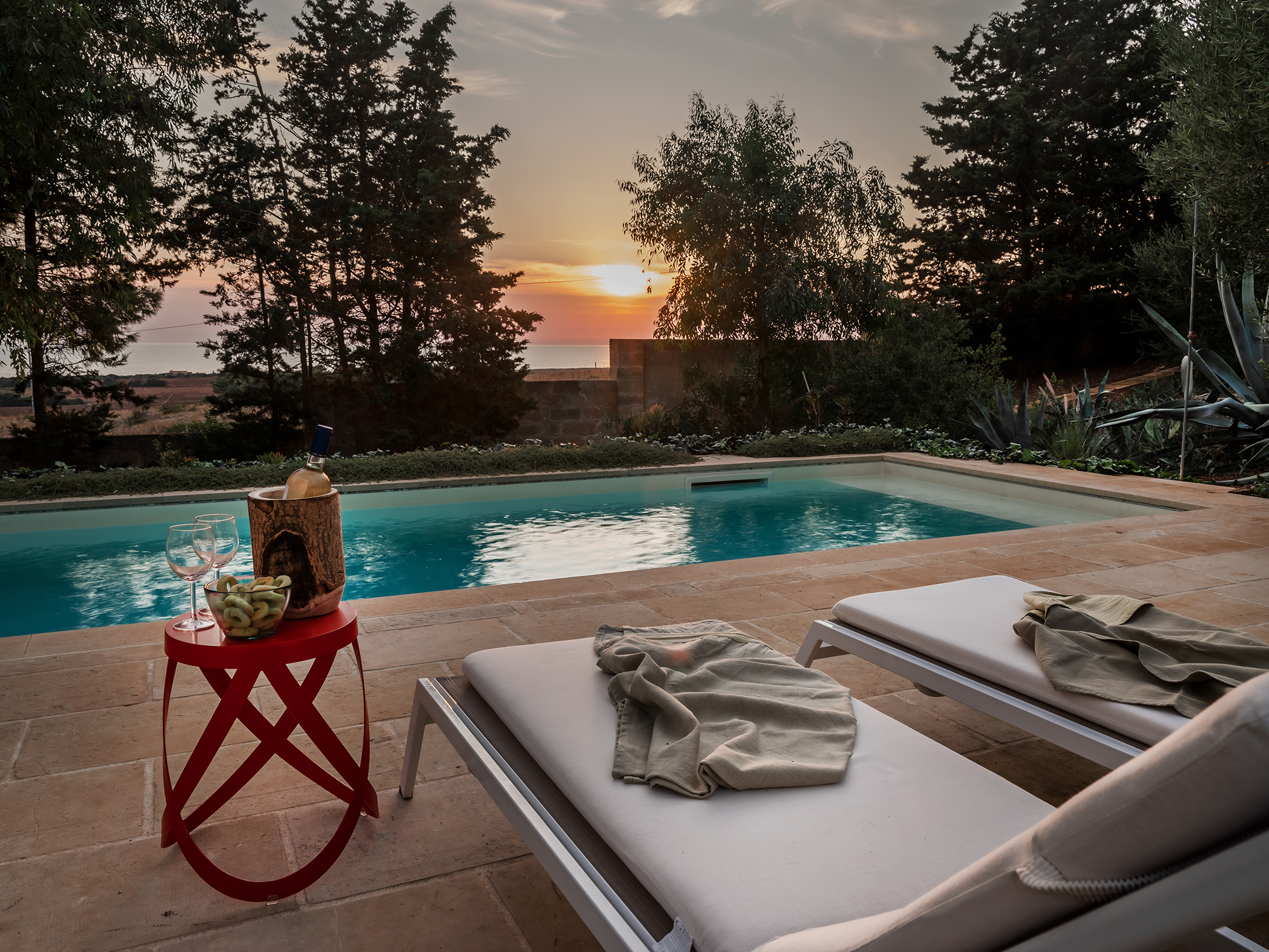 Poolterrasse bei Sonnenuntergang