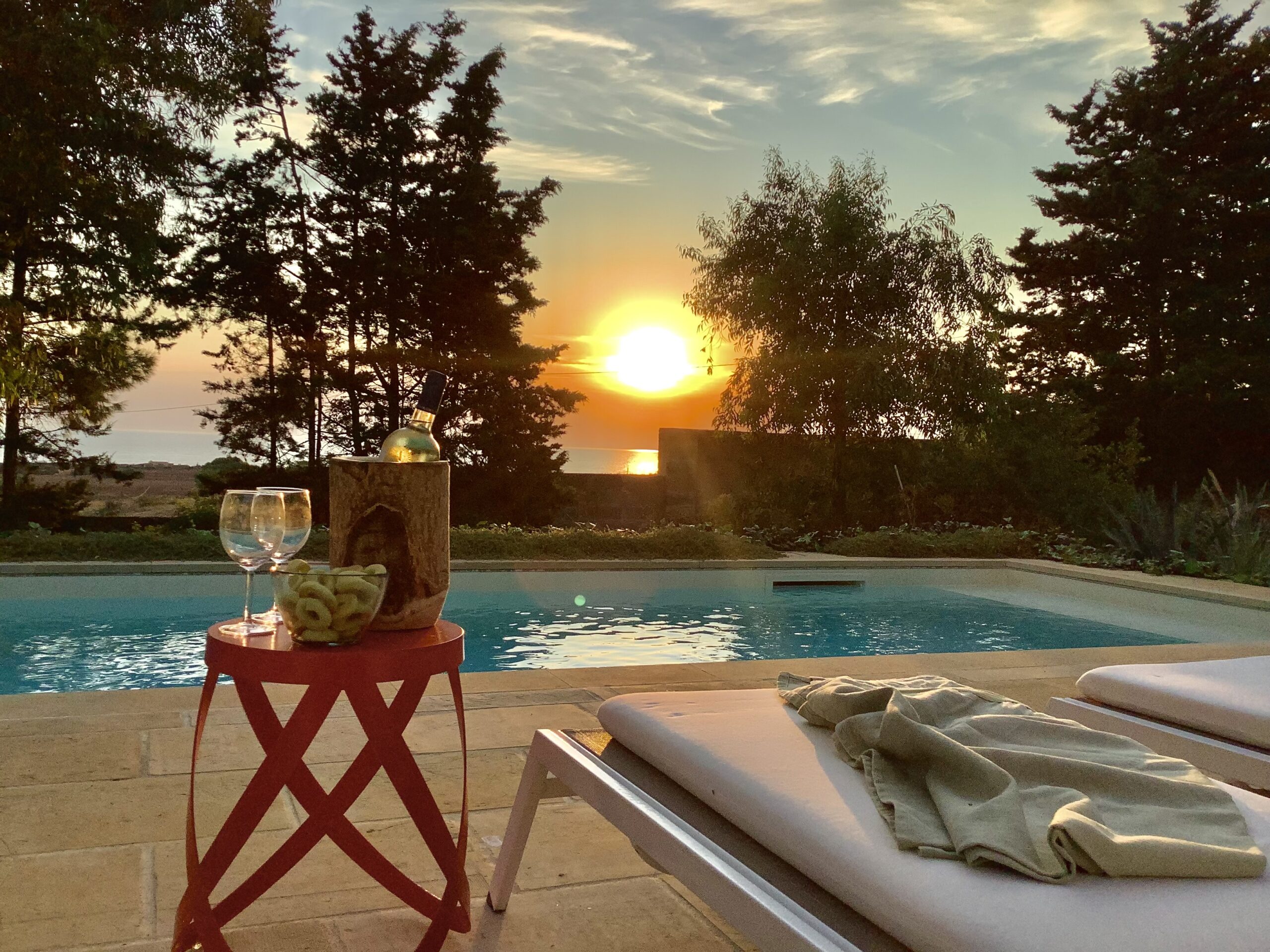 Poolterrasse mit Sonnenuntergang
