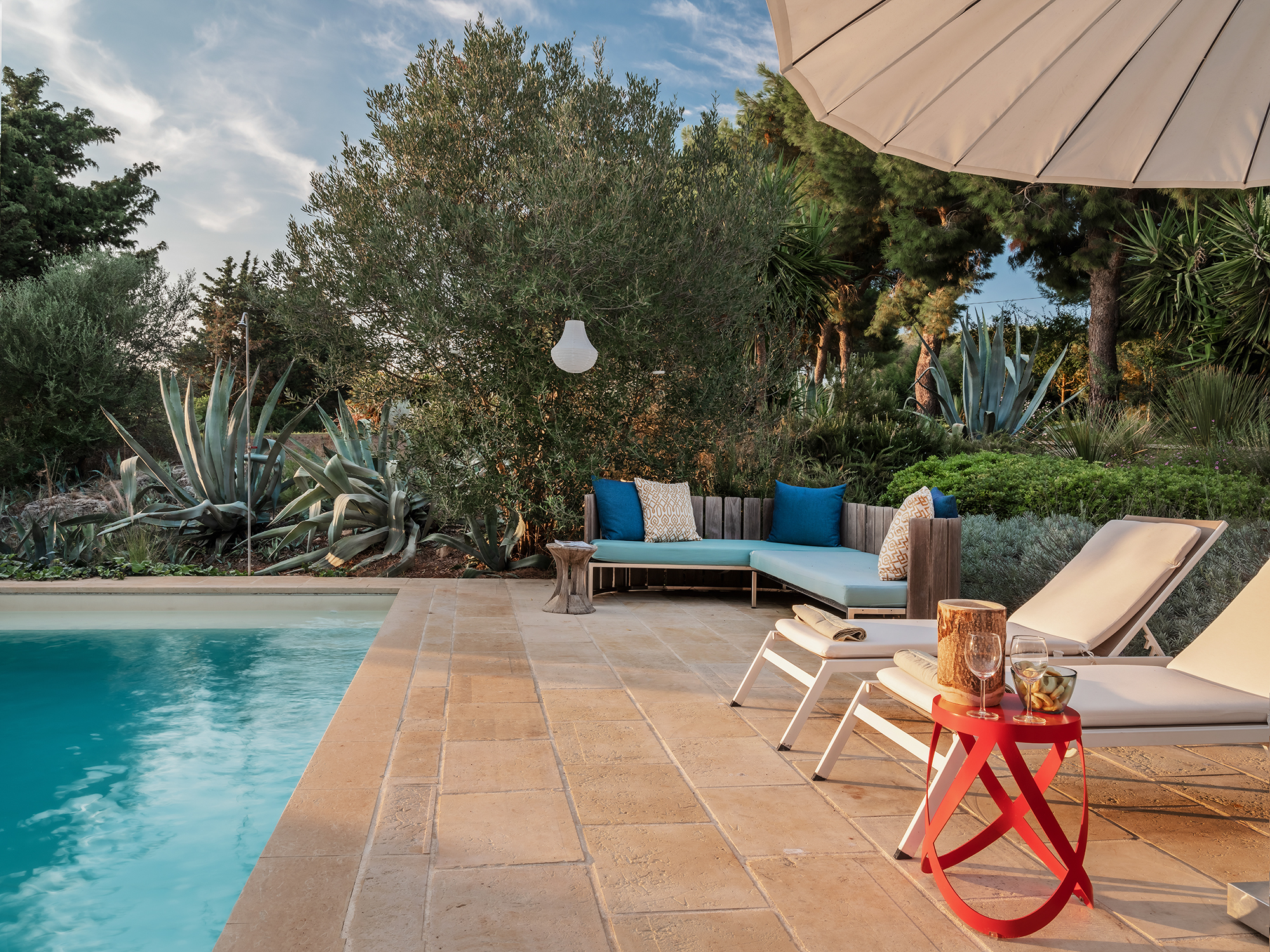 Poolterrasse mit mediterraner Lounge