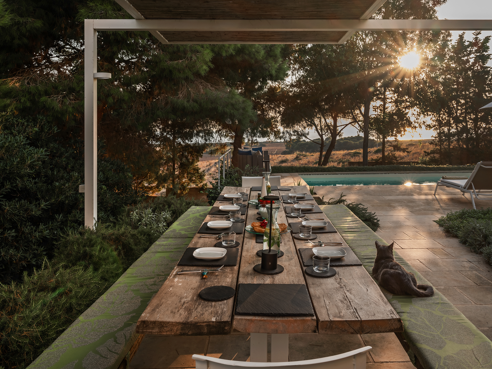 Außenbereich mit Poolterrasse und gedecktem Essplatz