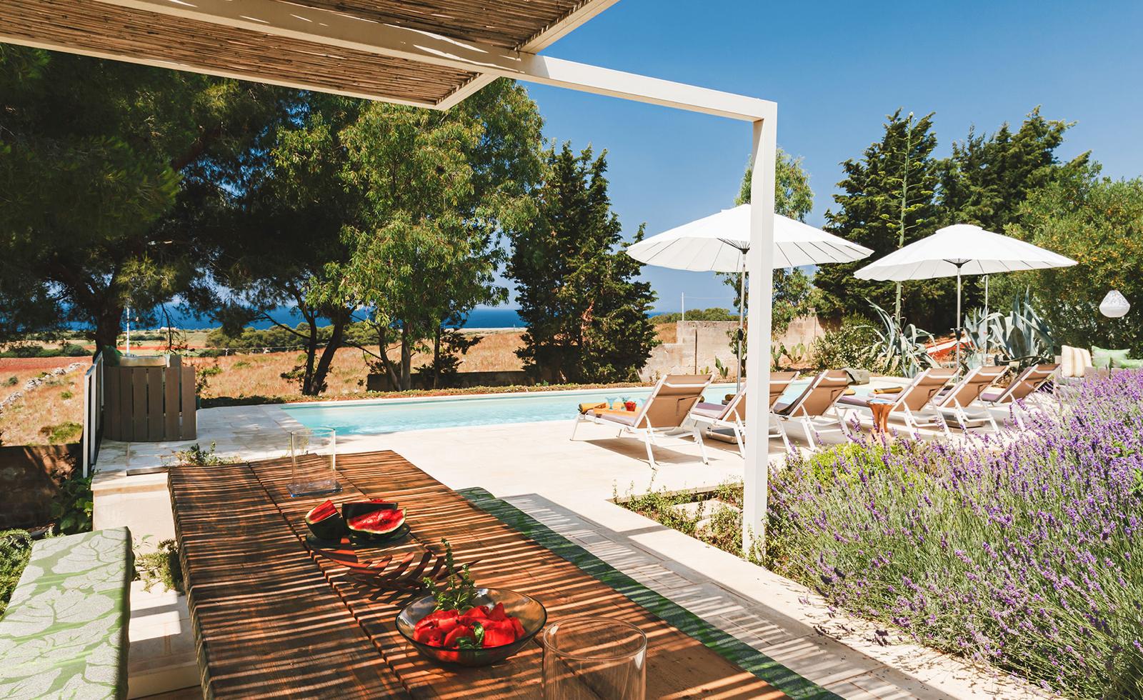 Luxuriöser Außenbereich mit Pool und Meerblick