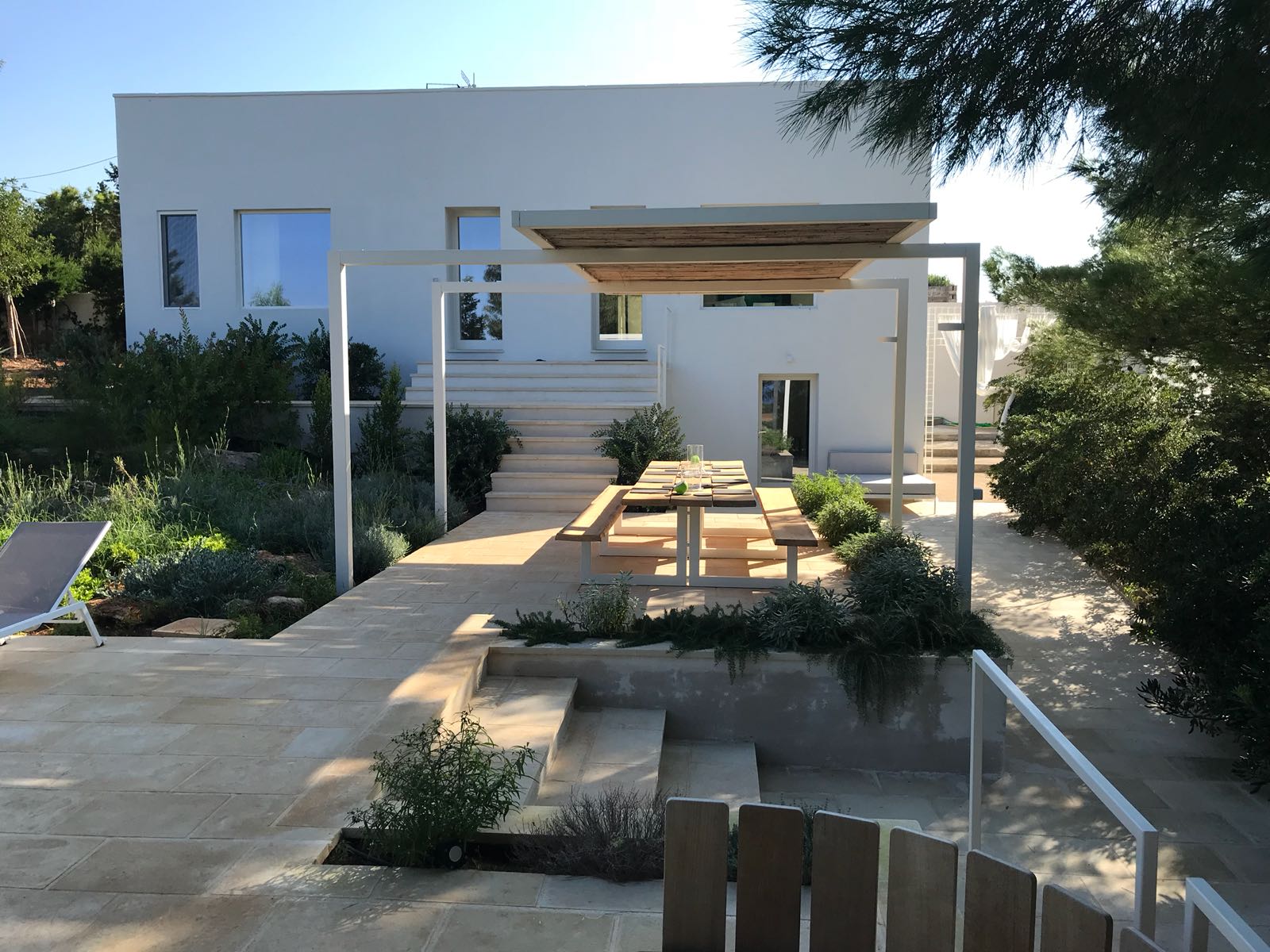 Moderner Außenbereich mit Pergola und Essplatz