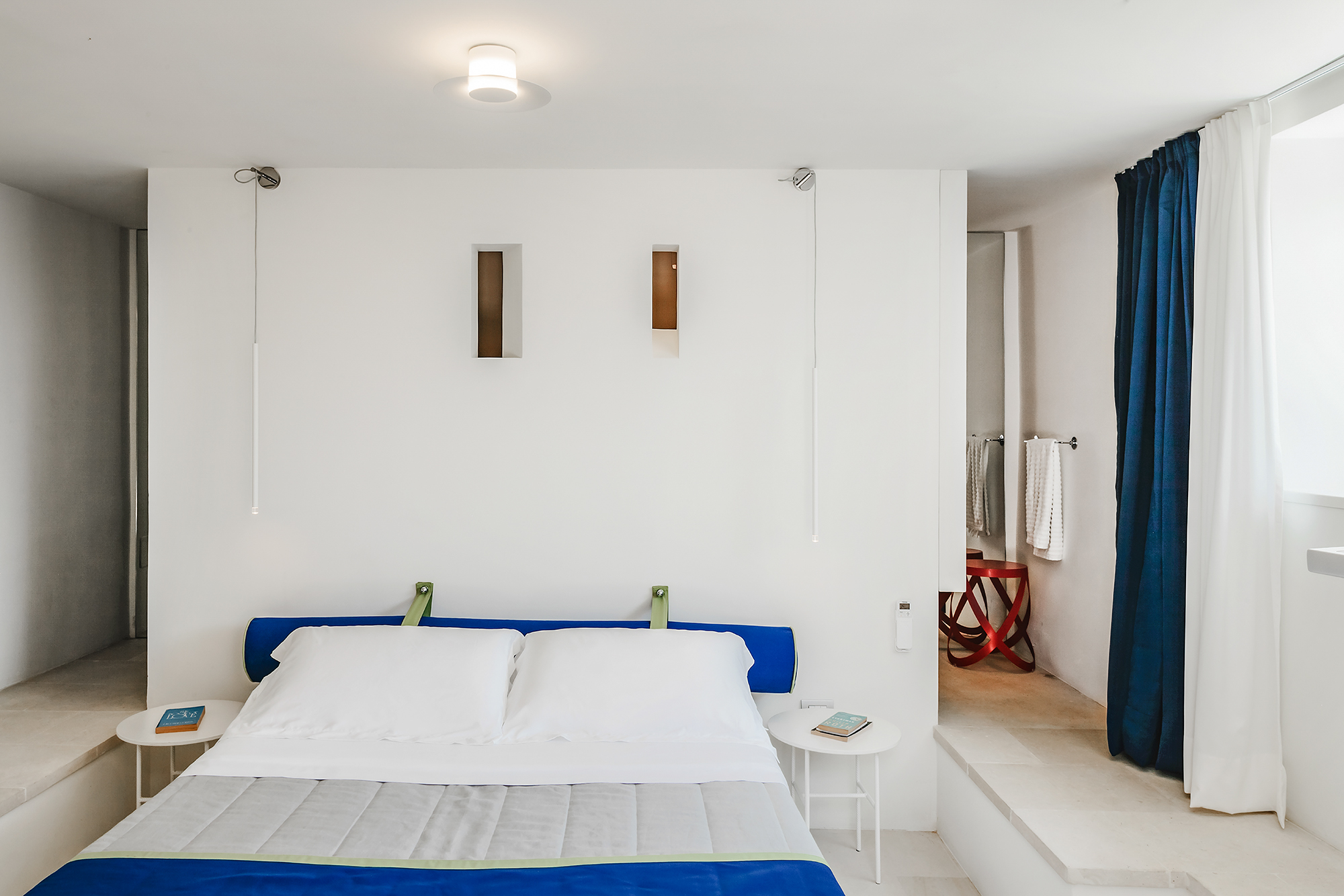 Modernes Schlafzimmer mit Nischen und Vorhängen