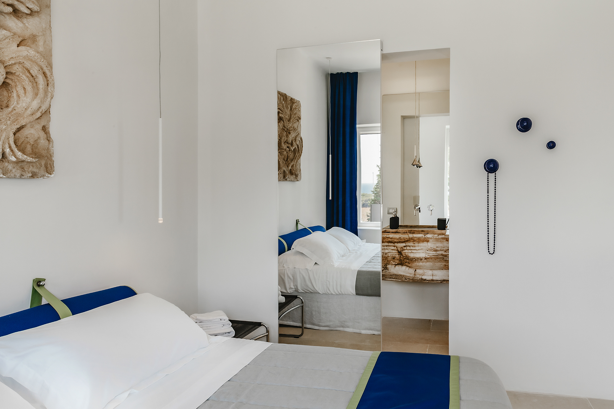 Schlafzimmer mit Spiegel und dekorativen Wanddetails