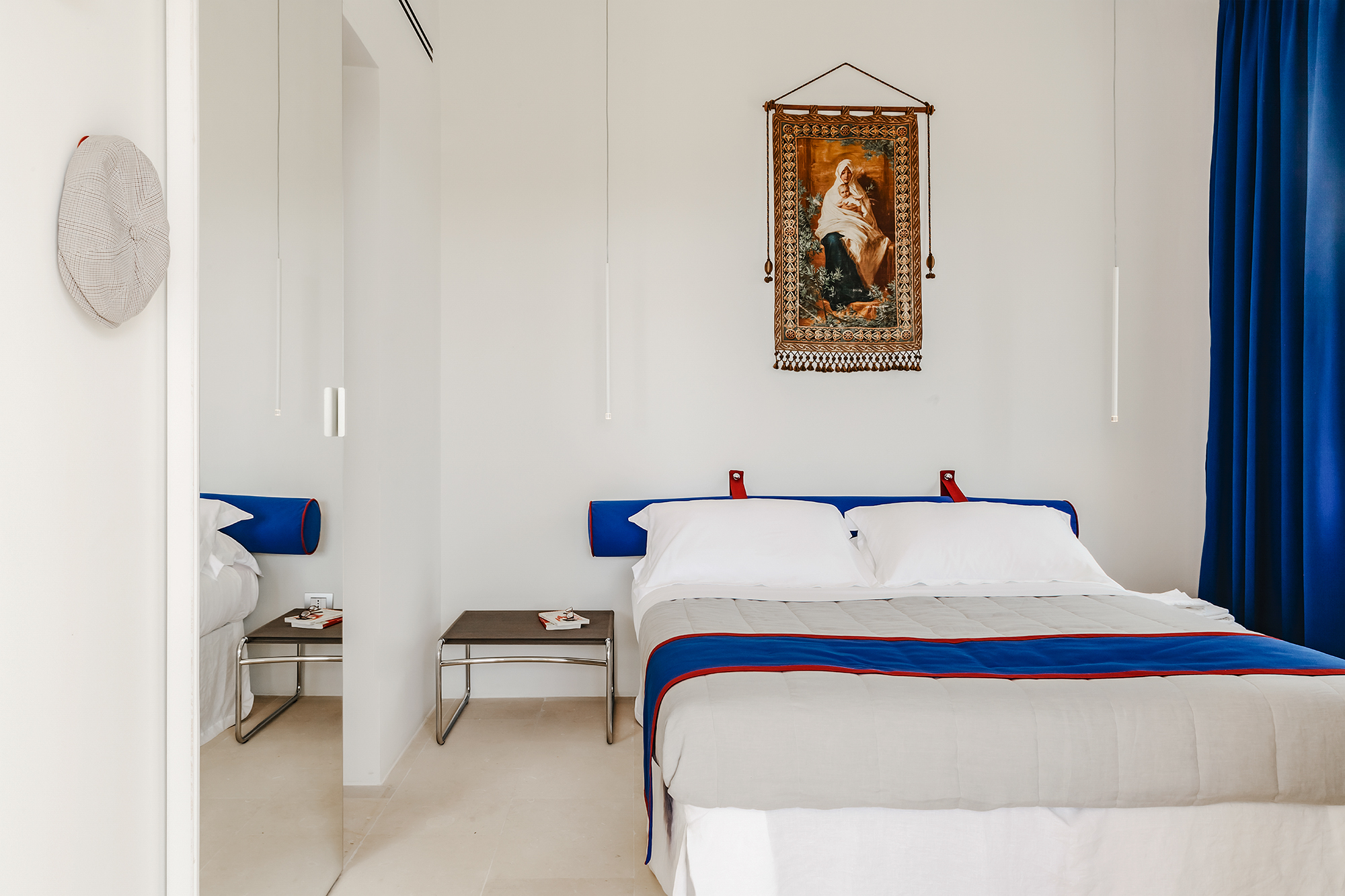 Minimalistisches Schlafzimmer mit blau-weißer Bettwäsche