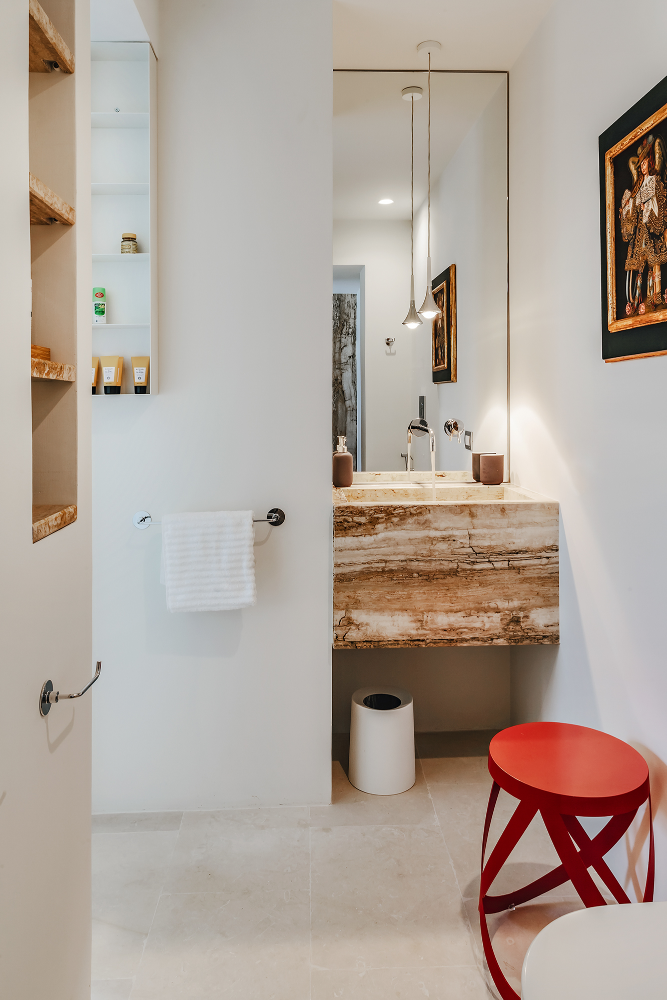 Modernes Gäste-WC mit Naturstein-Waschtisch