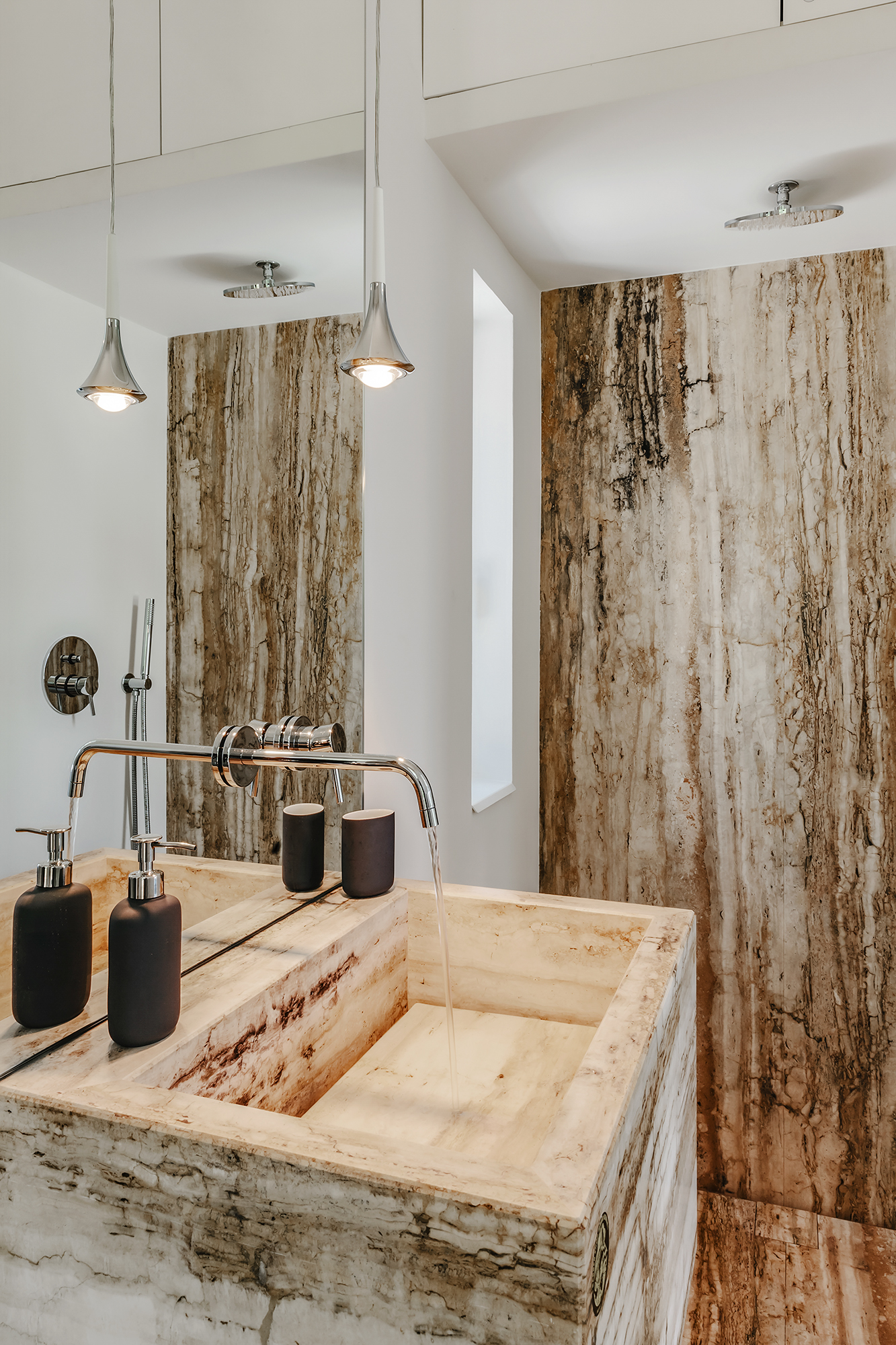 Luxuriöses Badezimmer mit Steinoptik und Naturmaterialien