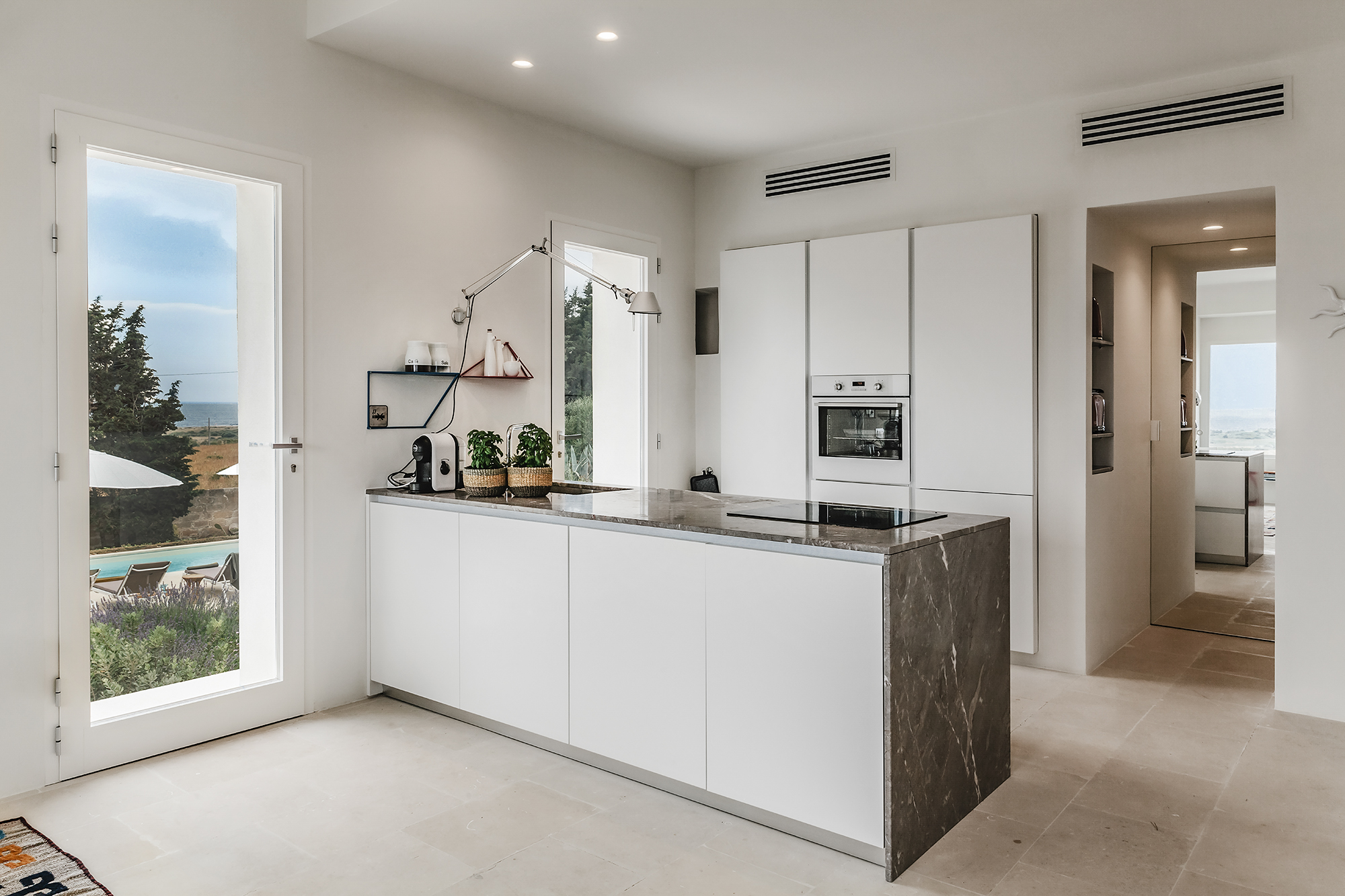 Moderne Küche mit Meerblick