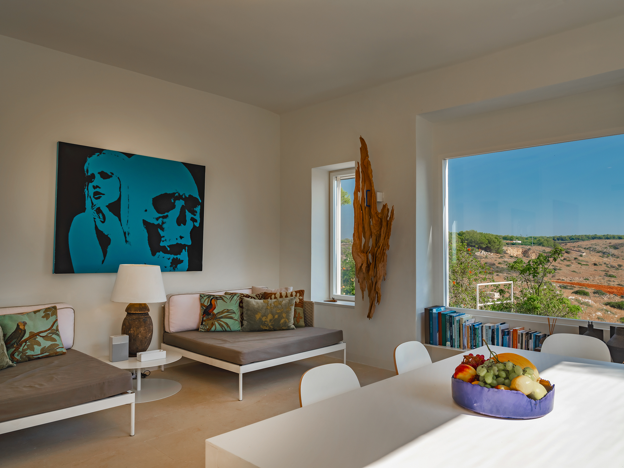 Heller Wohn- und Essbereich mit Panoramafenster