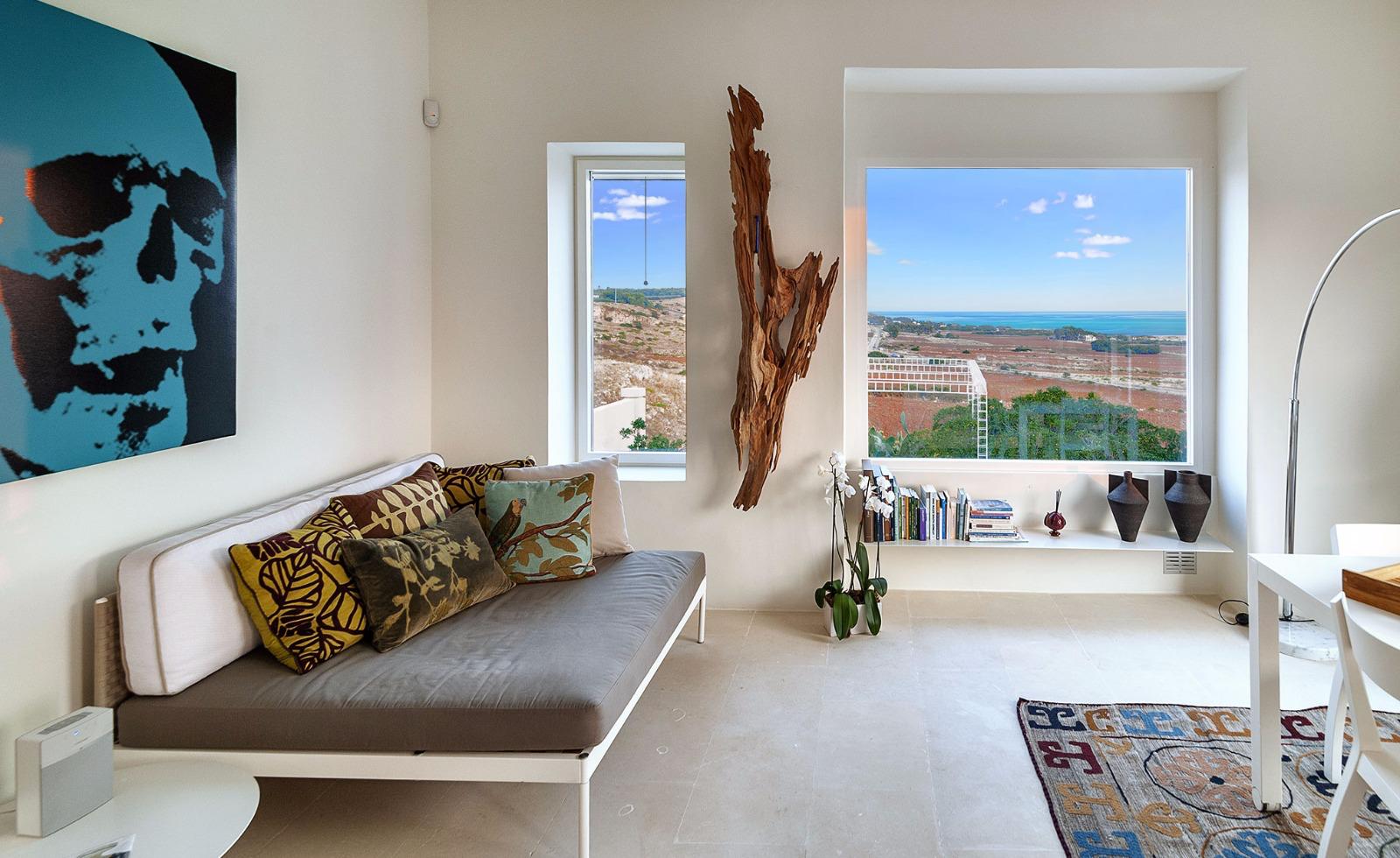 Helles Wohnzimmer mit Meerblick