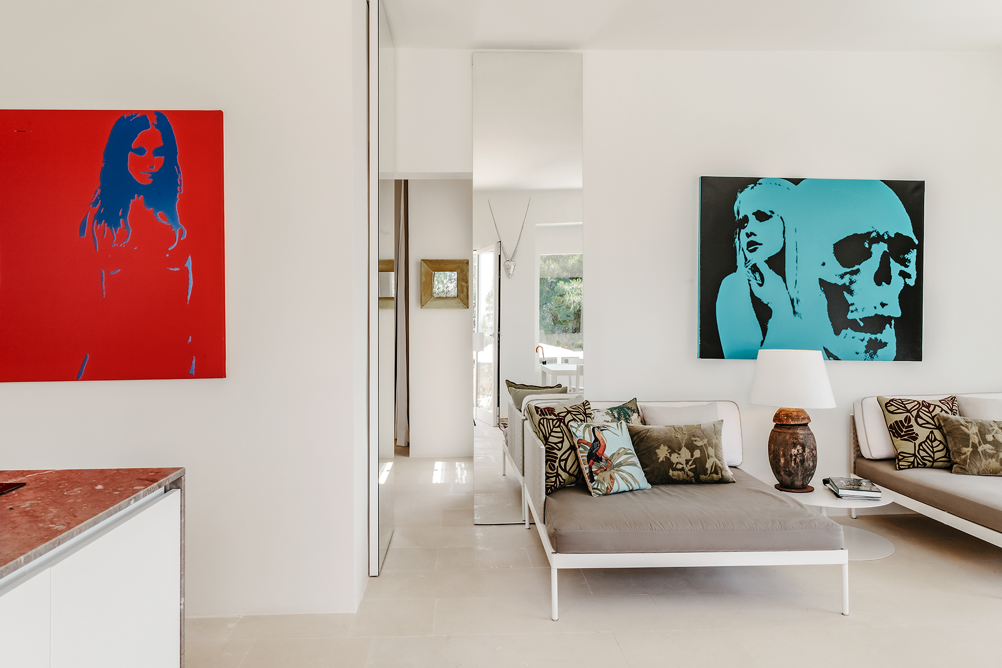 Helles, modernes Wohnzimmer mit Kunstwerken