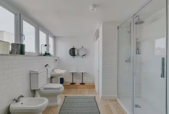 Modernes Badezimmer mit Dusche und Doppelwaschbecken