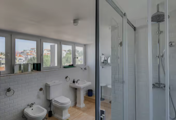 Modernes Badezimmer mit Dusche und Sanitärbereich