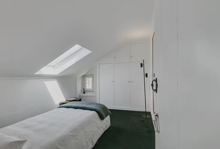 Dachgeschoss-Schlafzimmer mit Dachfenster