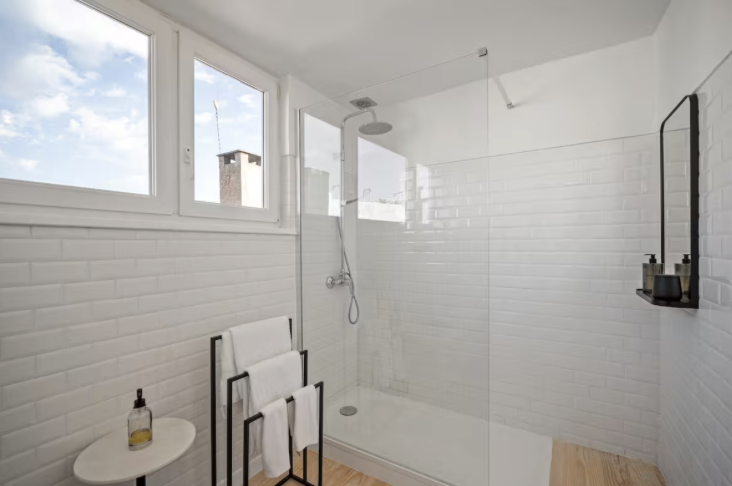 Modernes Badezimmer mit begehbarer Dusche