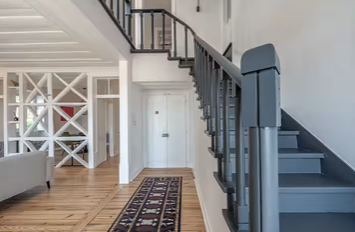 Heller Eingangsbereich mit Treppe