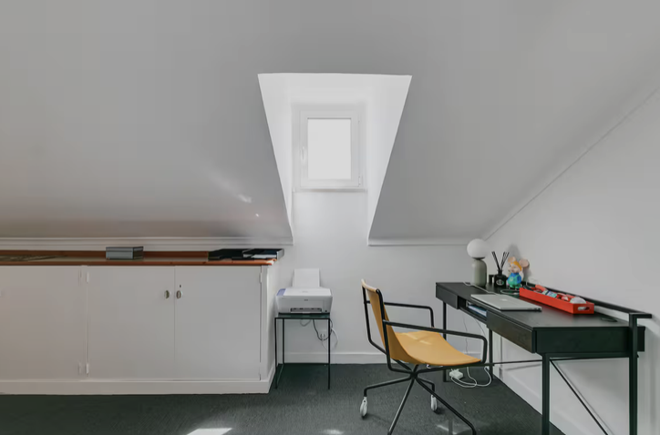 Dachzimmer mit Arbeitsbereich