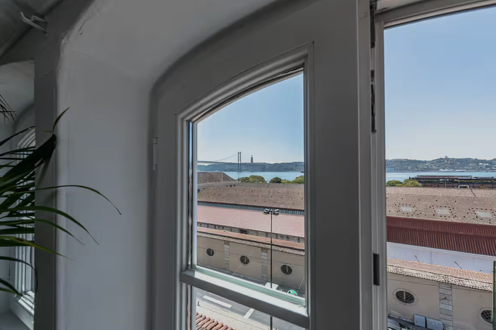 Fensterblick mit Wasser- und Stadtansicht