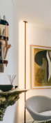 Modernes Interieur mit Spiegel und Stuhl