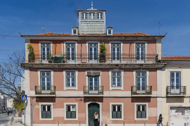 Historisches Stadthaus mit Balkon und Dachaufbau