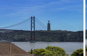 Brücke über Wasser mit Landschaft im Hintergrund