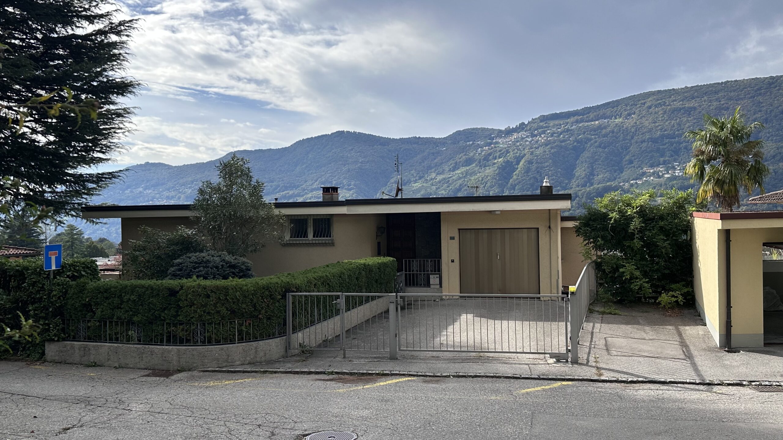 Haus mit Bergblick und Zufahrt