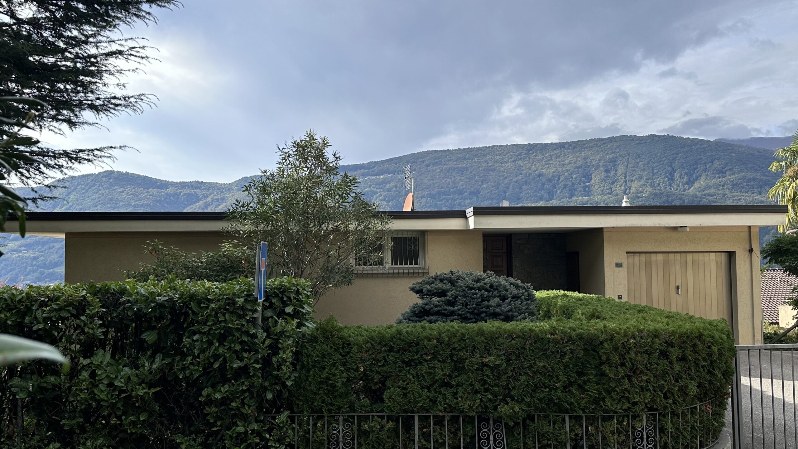 Außenansicht eines eingeschossigen Hauses mit Bergkulisse