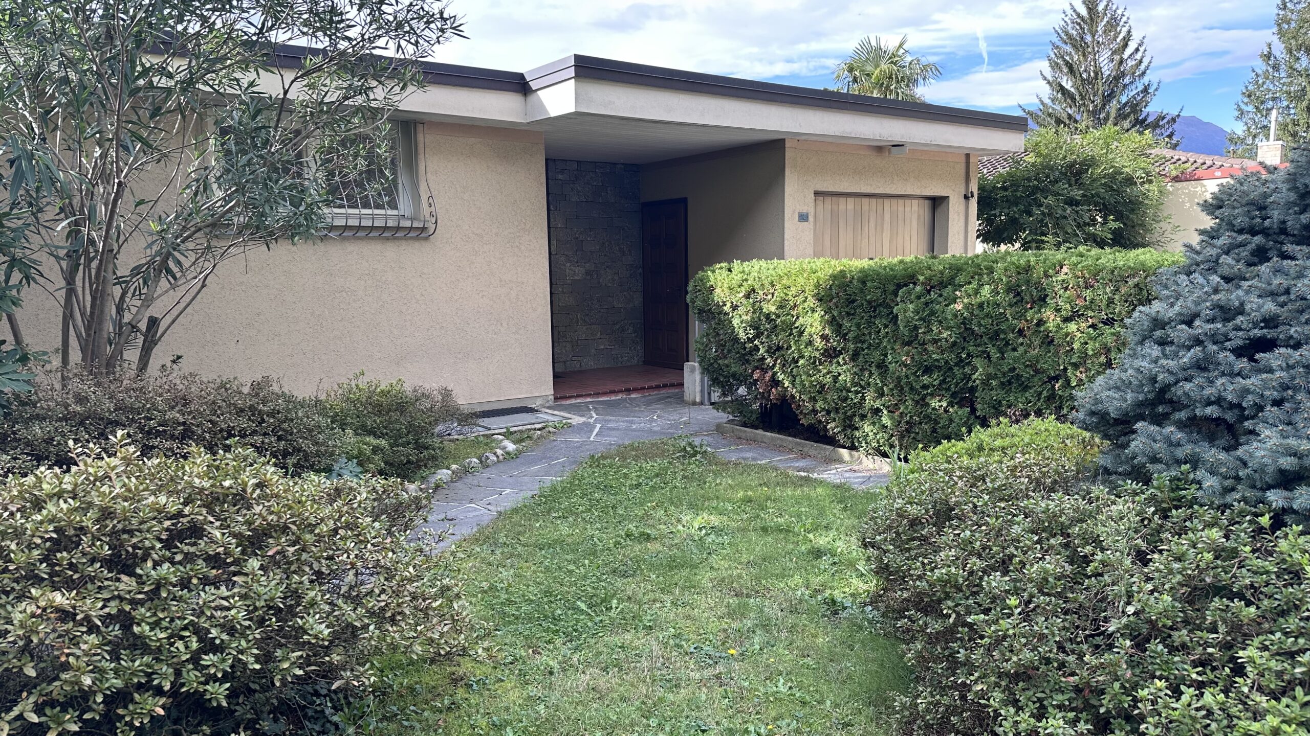 Einfamilienhaus mit Vorgarten und überdachtem Eingang