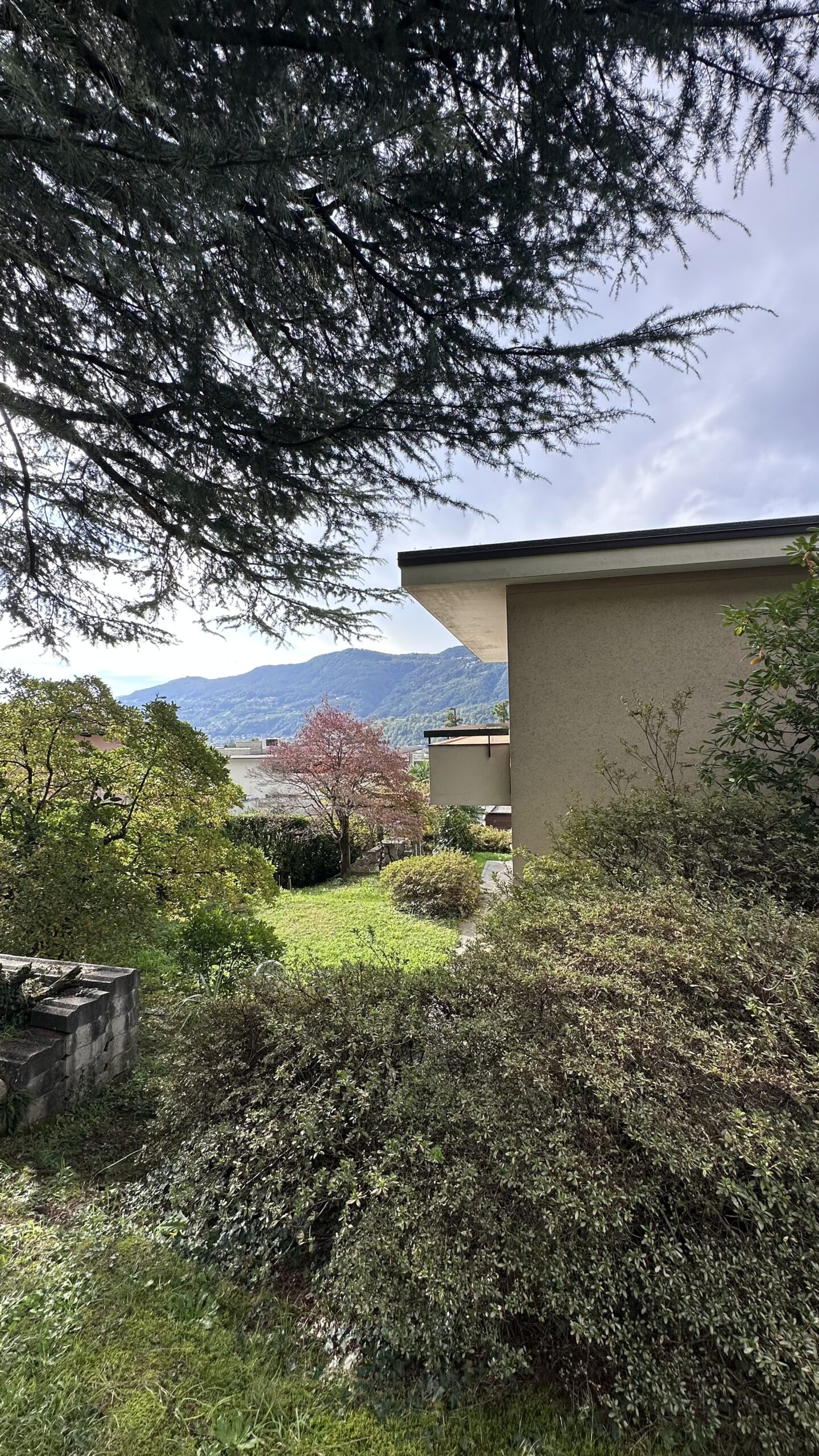 Garten mit Haus und Bergblick