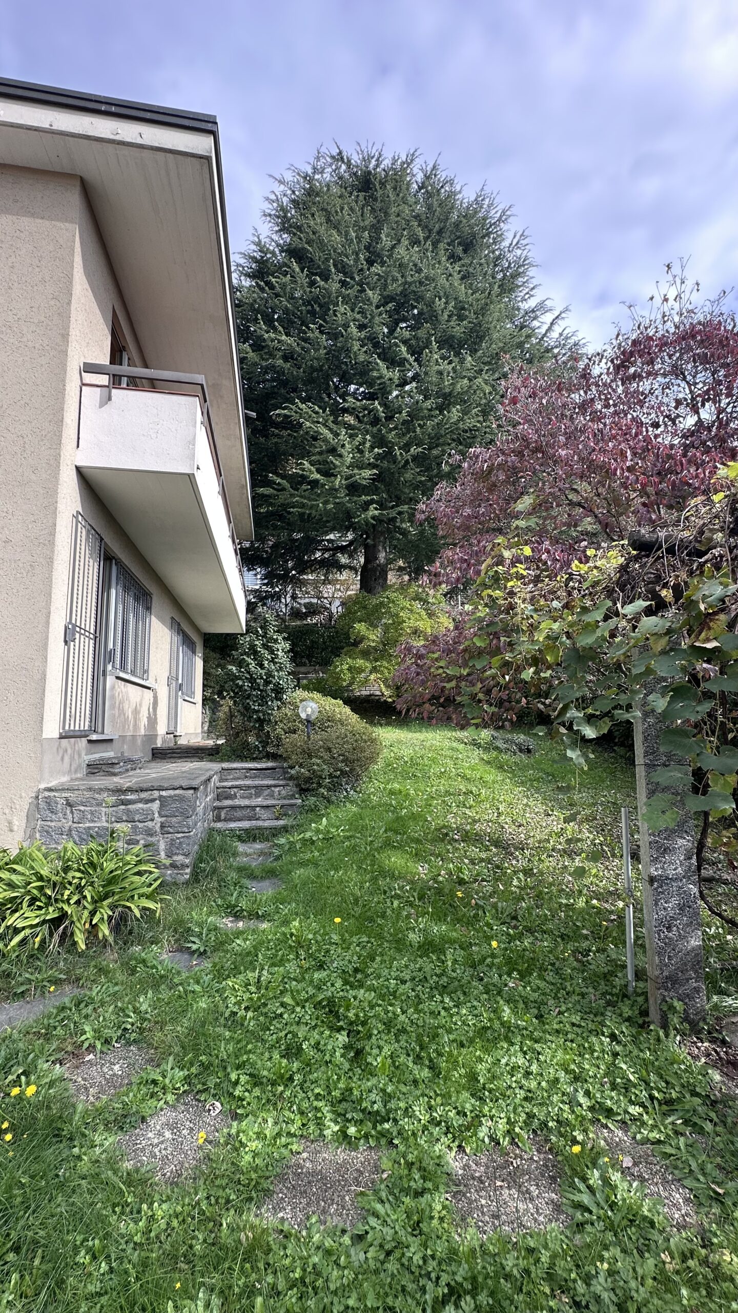 Außenansicht eines Hauses mit Garten