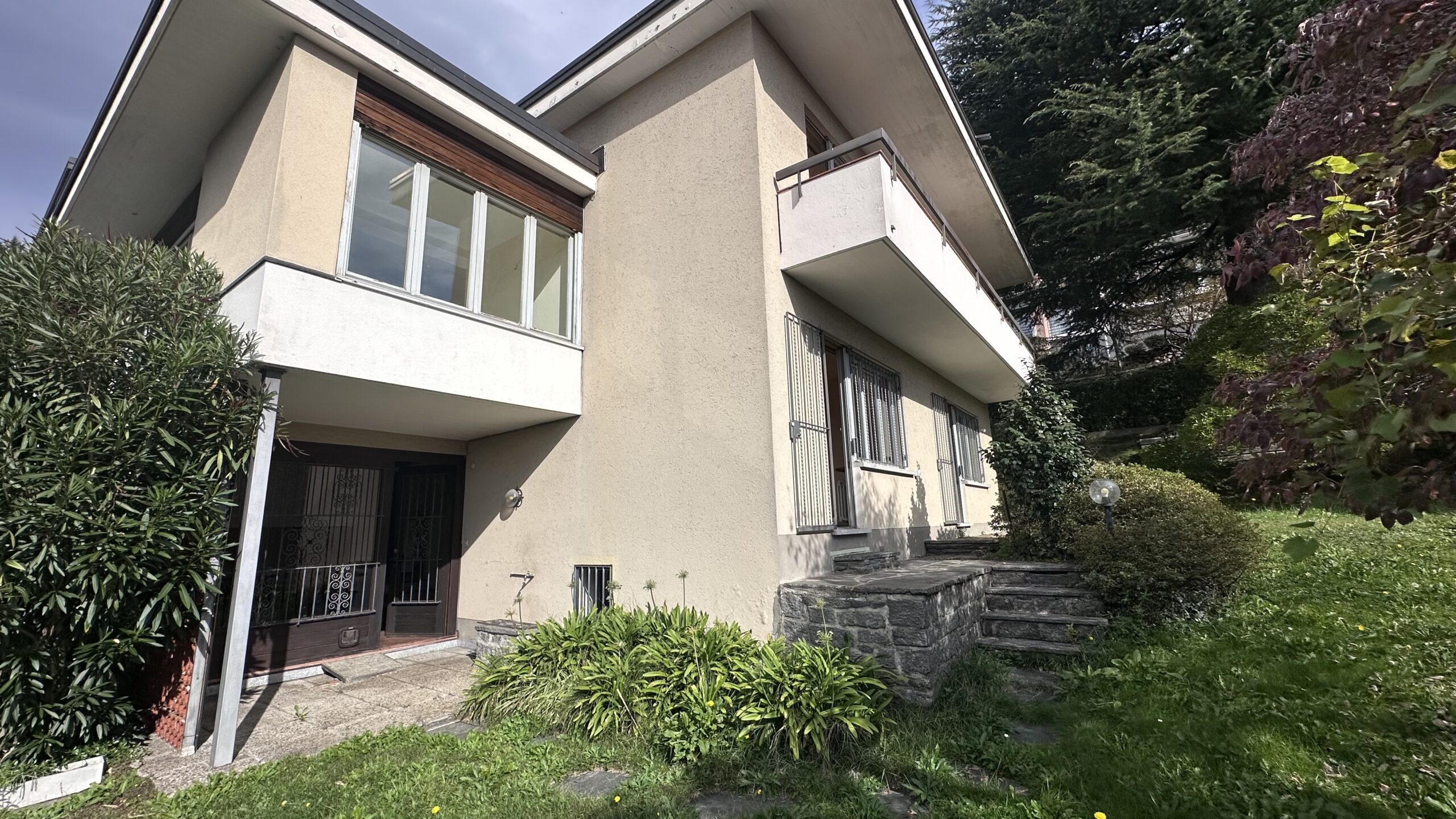Wohnhaus mit Gartenansicht