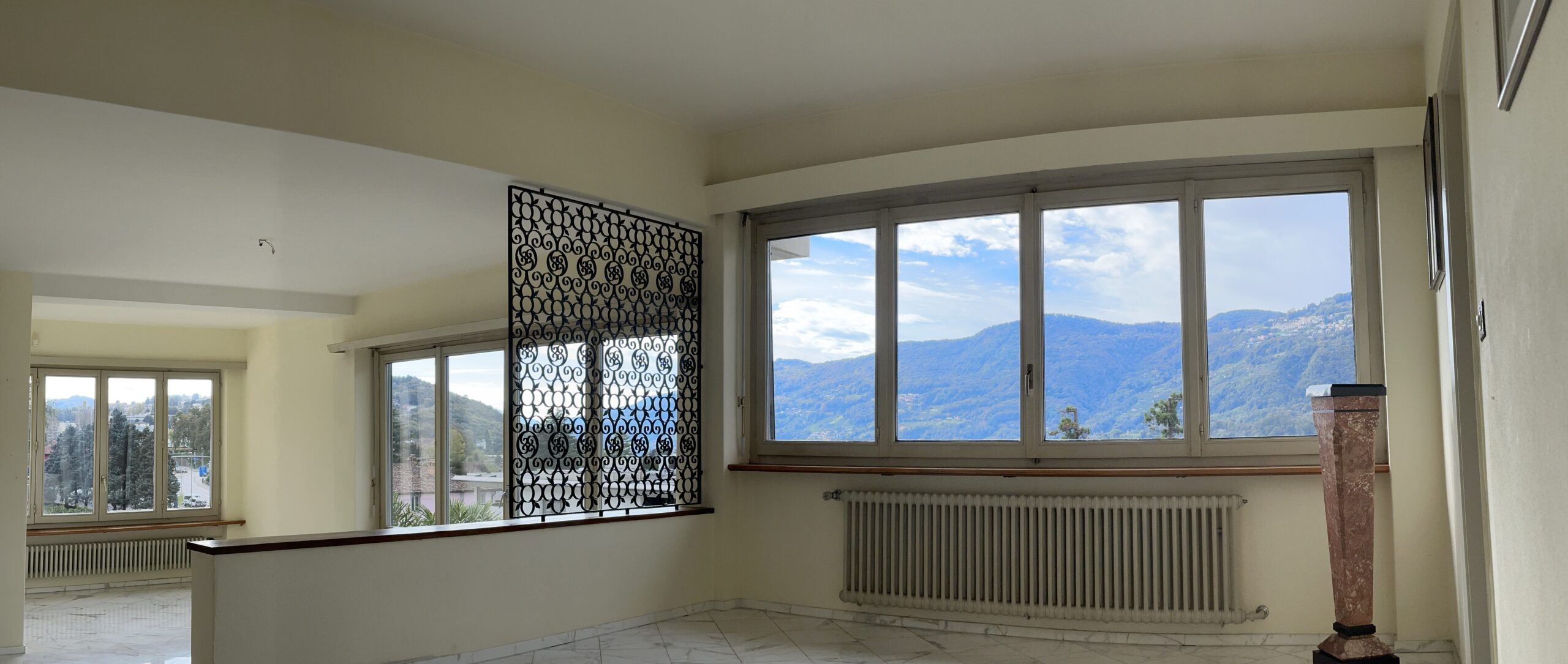 Wohnraum mit großflächigen Fenstern und Bergblick