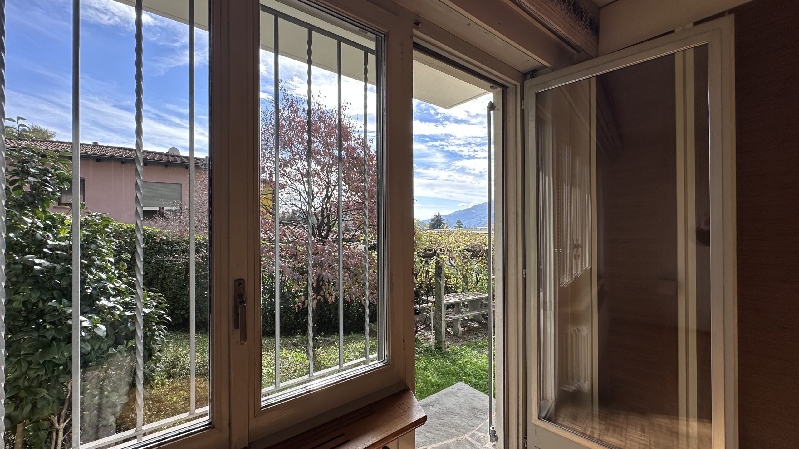 Blick durch eine gesicherte Fensterfront in den Garten
