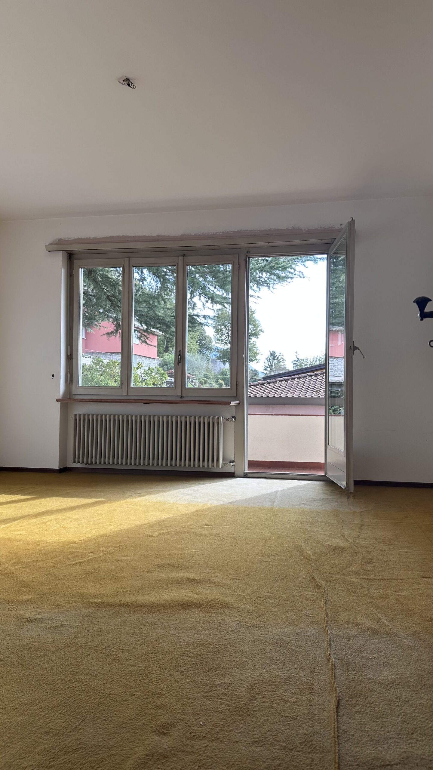 Leeres Zimmer mit Balkon- oder Terrassentür