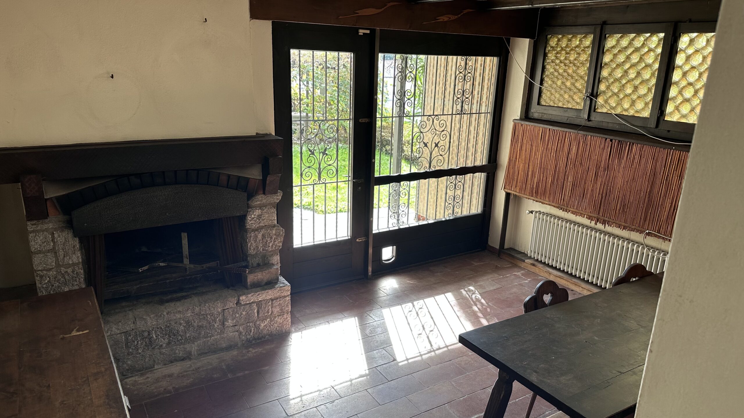 Wohnraum mit Kamin und Zugang nach draußen
