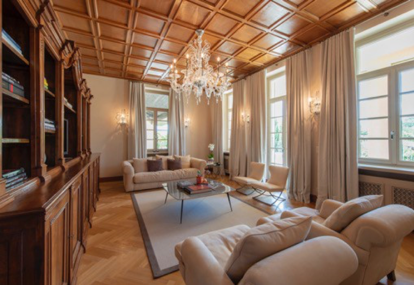 Elegantes Wohnzimmer mit Holzkassettendecke