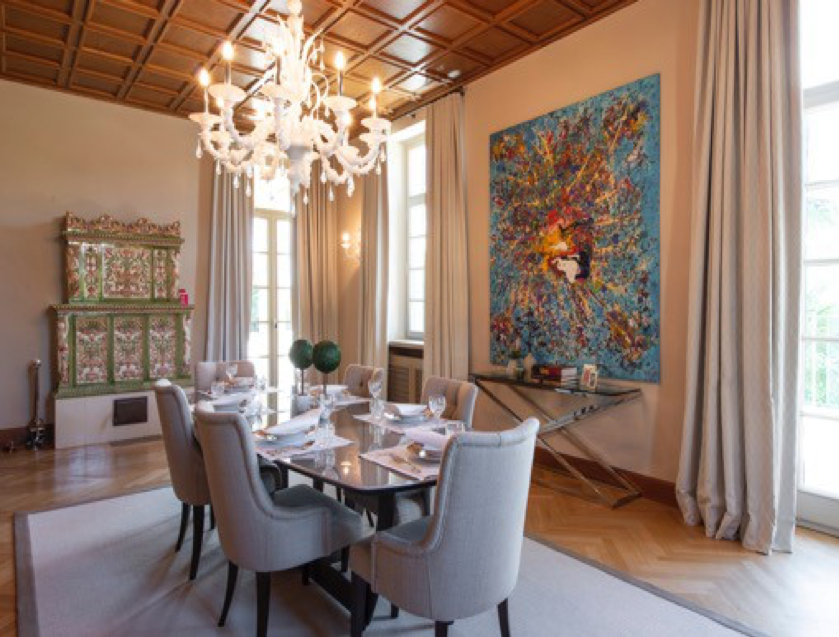 Elegantes Esszimmer mit Kronleuchter