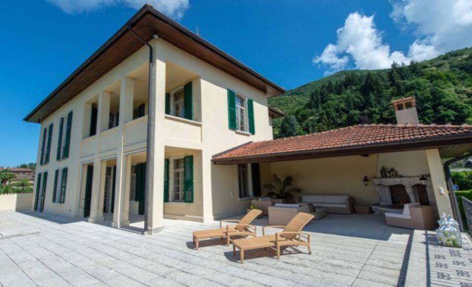 Villa mit Terrasse und Bergblick