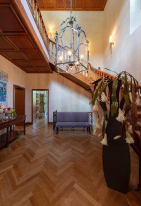 Eingangsbereich mit Treppe und Kronleuchter