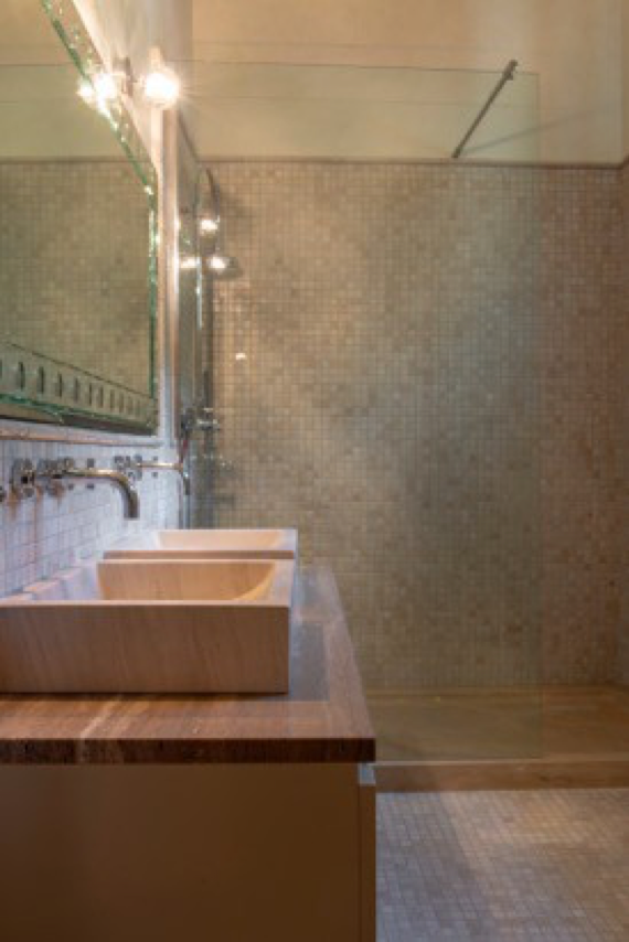 Badezimmer mit Doppelwaschbecken und begehbarer Dusche
