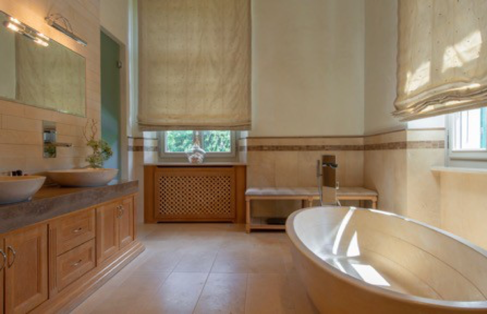 Helles Badezimmer mit Badewanne und Doppelwaschtisch
